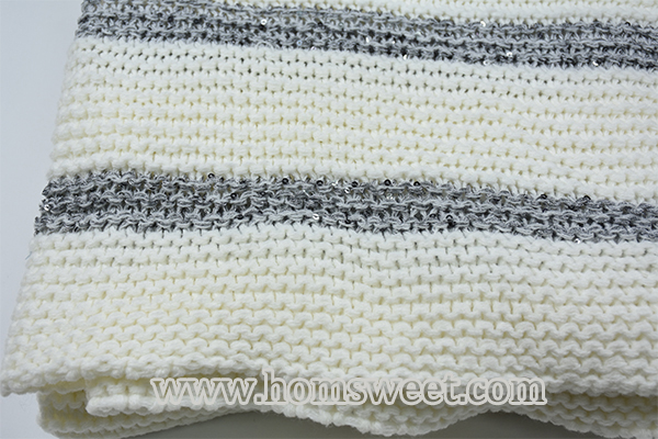  Elegant Knitted Throw With Fringes