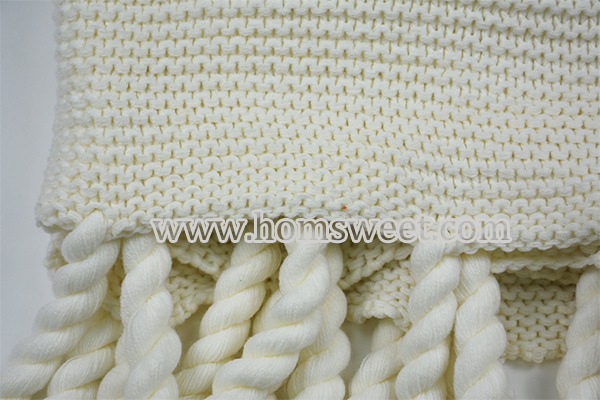  Elegant Knitted Throw With Fringes