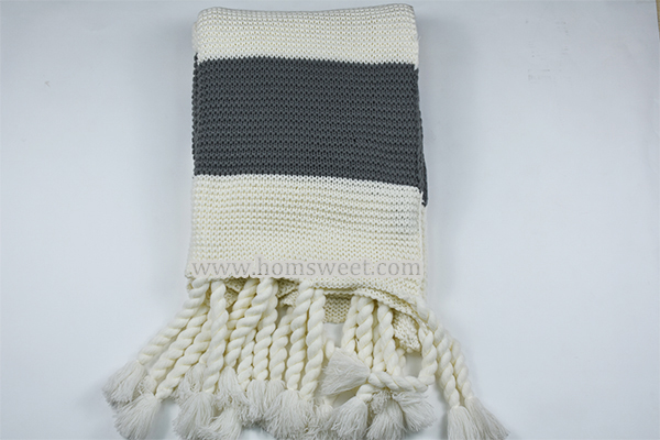  Elegant Knitted Throw With Fringes