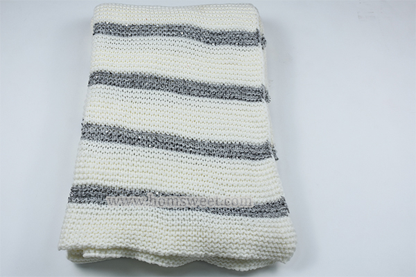  Elegant Knitted Throw With Fringes